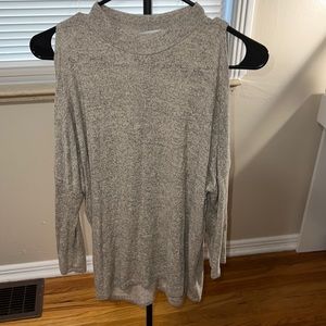 Exposed shoulder sweater/long sleeve